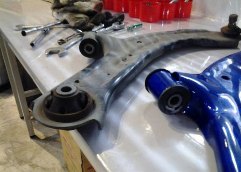 TIIDA 04-12 C11 FRONT LOWER CONTROL ARM
(HARDEN RUBBER) 2PCS/SET